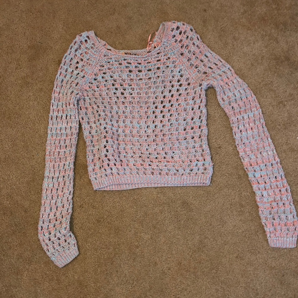 Can be worn as crop of comes right to waistline